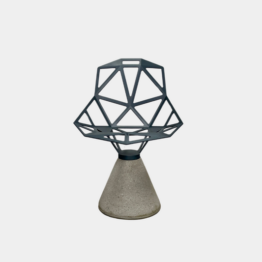Chaise pivotante Magis grise One avec base en béton