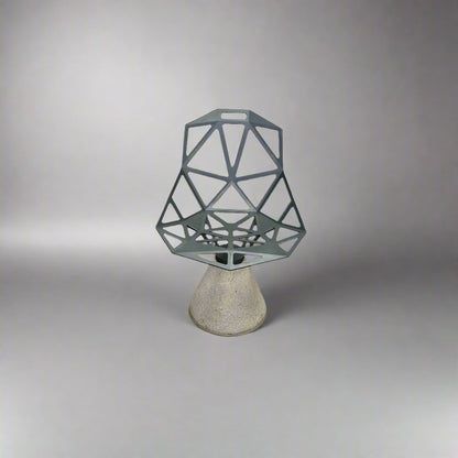 Chaise pivotante Magis grise One avec base en béton