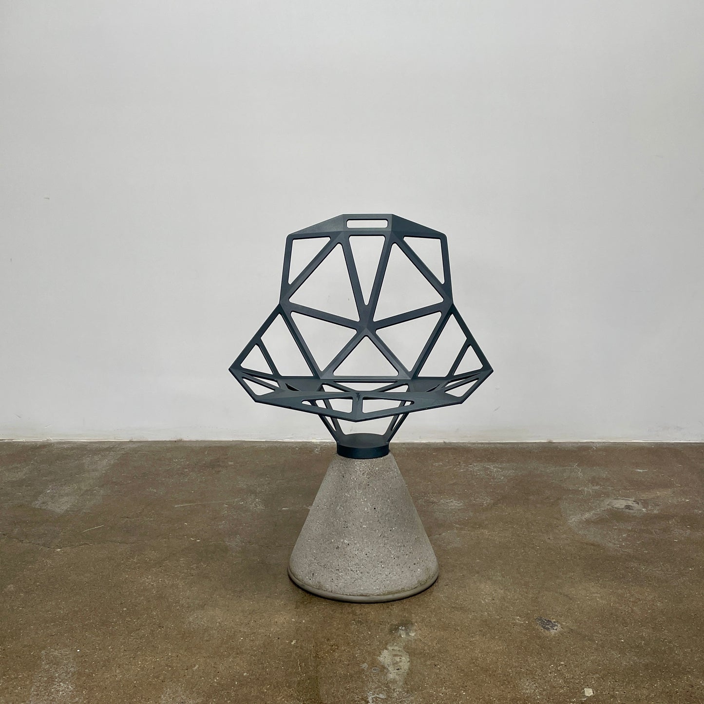 Chaise pivotante Magis grise One avec base en béton