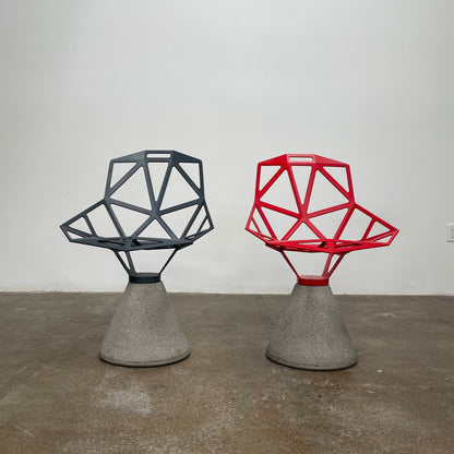 Chaise pivotante Magis grise One avec base en béton