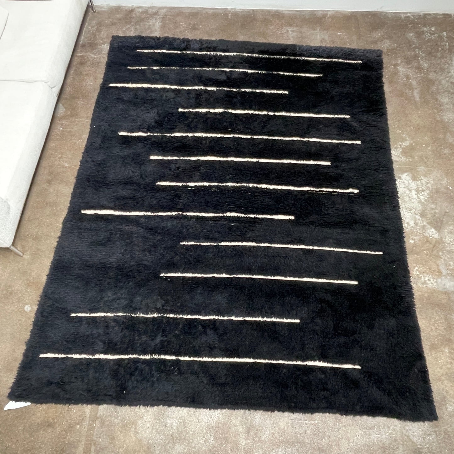Tapis en laine tissé Dilla noir et ivoire à poils longs/bas 8'x10'
